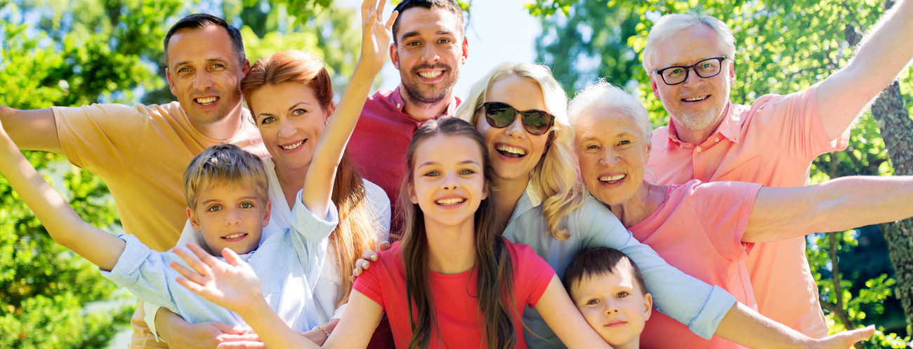 Familie in einem Sommergarten