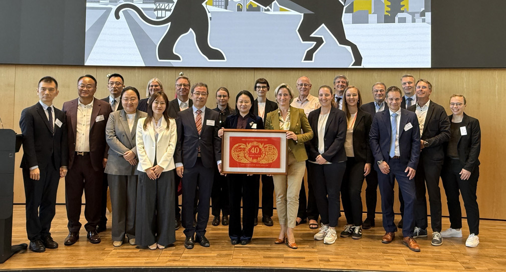 Zu sehen ist eine Gruppe von Menschen auf einer Bühne zur 40-jährigen Partnerschaft zwischen Baden-Württemberg und der Provinz Liaoning