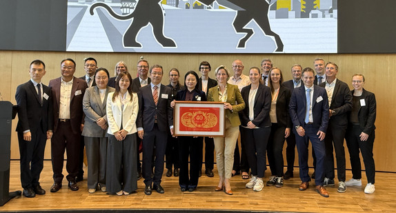 Zu sehen ist eine Gruppe von Menschen auf einer Bühne zur 40-jährigen Partnerschaft zwischen Baden-Württemberg und der Provinz Liaoning