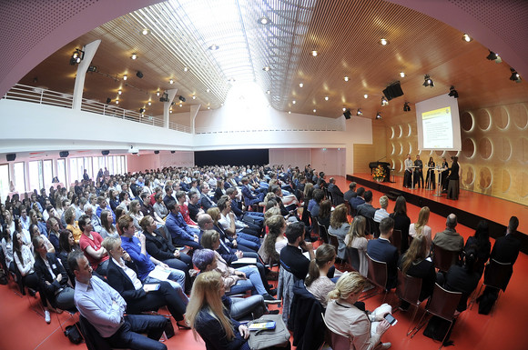 Als „großen Erfolg“ bezeichnete Wirtschaftsministerin Dr. Nicole Hoffmeister-Kraut die Initiative Ausbildungsbotschafter beim Kongress „Wir stehen für Ausbildung!“ am 15. Mai 2017 in Stuttgart. Hier begrüßte die Ministerin rund 350 Auszubildende, Ausbilderinnen und Ausbilder, Personalverantwortliche, Lehrkräfte sowie Berufsberaterinnen und Berufsberater aus ganz Baden-Württemberg.