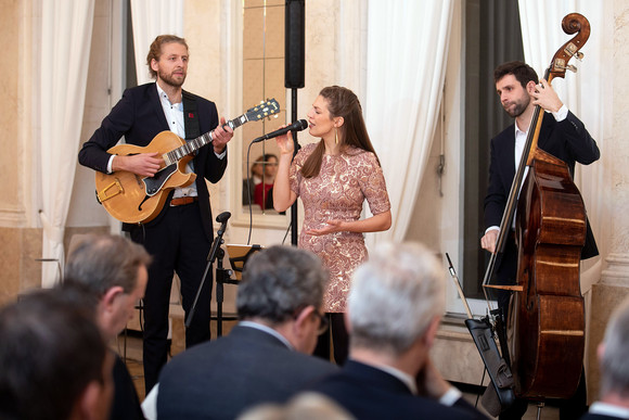 Das Trio Jazz En Vogue spielt im Saal (Bild: Uli Regenscheit)