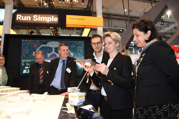 Wirtschaftsministerin Dr. Nicole Hoffmeister-Kraut hat sich bei einem Besuch der CeBIT in Hannover am 21. und 22. März 2017 bei Ausstellern aus Baden-Württemberg über die wichtigsten Trends der Digitalisierung informiert und ausgetauscht.