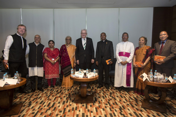 Delegationsreise Ministerpräsident Kretschmann besucht Indien Ministerpräsident Winfried Kretschmann (M.) bei einem Religionspolitischen Dialog in Pune