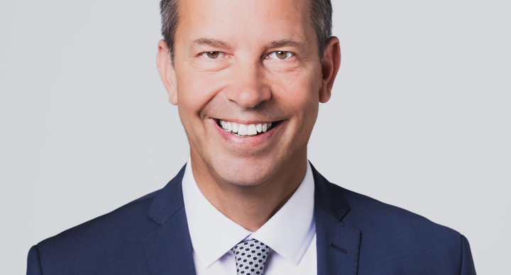 Zu sehen ist ein Portraitbild von Thomas Dörflinger
