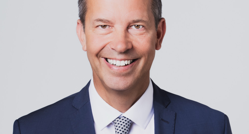 Zu sehen ist ein Portraitbild von Thomas Dörflinger