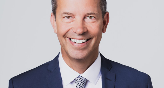 Zu sehen ist ein Portraitbild von Thomas Dörflinger