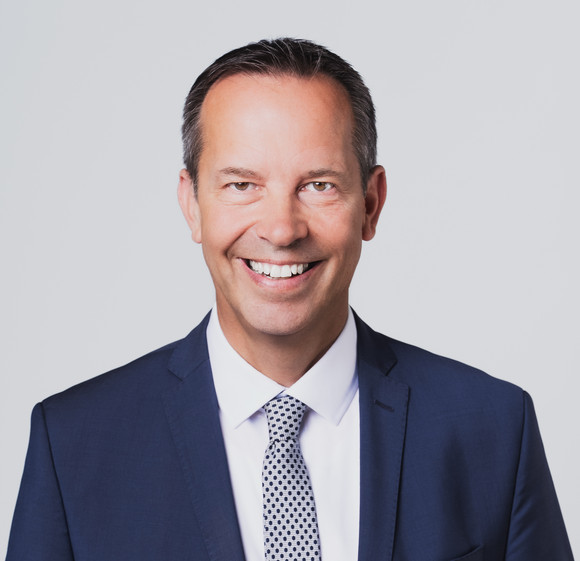 Zu sehen ist ein Portraitbild von Thomas Dörflinger
