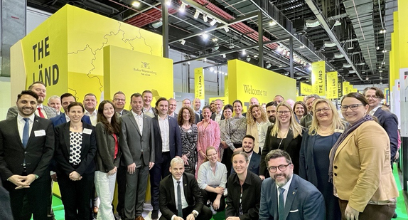 Gruppenfoto beim Besuch der Arab Health 2023 