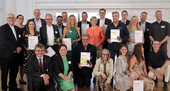 Gruppenbild mit den Preisträgern des Lea-Mittelstandspreises für soziale Verantwortung 2023