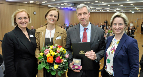 v.l.n.r.: IHK-Präsidentin Marjoke Breuning, Andrea Fichtner, der ehemalige Präsident Georg Fichtner und Wirtschaftsministerin Nicole Hoffmeister-Kraut (Foto: IHK Region Stuttgart/Werner Kuhnle)