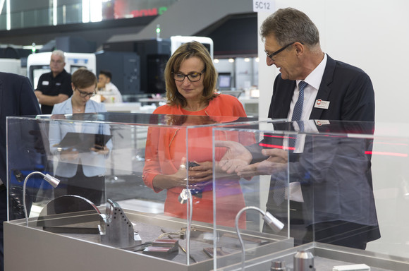 Messebesuch Schütz besucht Moulding EXPO Staatssekretärin Katrin Schütz besuchte am 1. Juni 2017 die internationale Fachmesse MOULDING EXPO in Stuttgart, bei einem Messerundgang informierte Sie sich bei verschiedenen baden-württembergischen Ausstellern über die neuesten Trends im Werkzeug- und Formenbau.