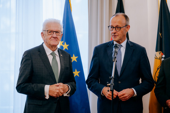 Antrittsbesuch Bundeskanzler Friedrich Merz besucht Baden-Württemberg Ministerpräsident Winfried Kretschmann (links) und Bundeskanzler Friedrich Merz (rechts)