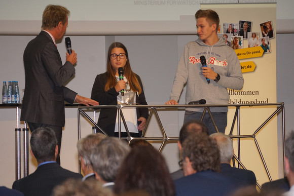 Rund 300 Personen – darunter Vertreterinnen und Vertreter von Kammern, Innungen, Verbänden und Gewerkschaften, Ausbildungsverantwortliche in Betrieben, Lehrkräfte beruflicher Schulen sowie Projektträger – waren der Einladung des Ministeriums für Wirtschaft, Arbeit und Wohnungsbau gefolgt. Unter dem Titel „Gemeinsam zum Ziel: Ausbildungsqualität entwickeln – Ausbildungserfolg sichern“ wurde über erfolgreiche Maßnahmen informiert und bewährte Praxisbeispiele aufgezeigt.