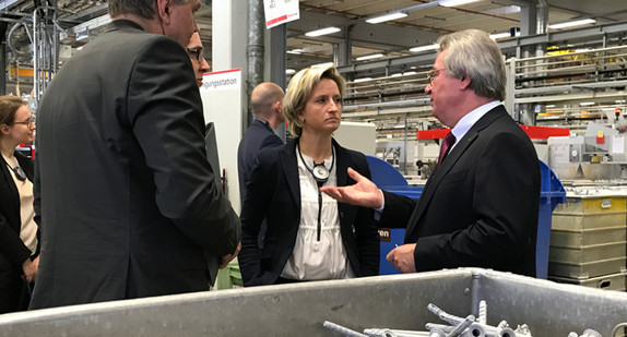 Im Rahmen der Kreisbereisung am 16. März 2017  im Landkreis Freudenstadt besuchte Ministerin Dr. Nicole Hoffmeister-Kraut verschiedene Unternehmen und mittelständische Betriebe, u.a. die fischerwerke GmbH & Co.KG in Waldachtal-Tumlingen.
