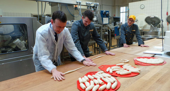 Minister Schmid beim Brezelschlingen in der Bäckerei-Konditorei Padeffke GmbH in Mössingen.