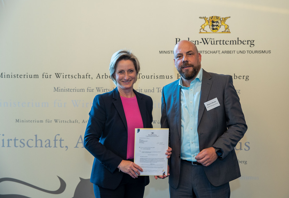 Die Ministerin für Wirtschaft und Tourismus Frau Dr.Nicole Hoffmeister-Kraut übergibt die Förderbescheide für berufliche Bildung an die Bildungseinrichtungen in Baden-Württemberg.