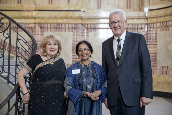 Internationales Empfang im Vorfeld der Eröffnung des 13. Indischen Filmfestivals Stuttgart Ministerpräsident Winfried Kretschmann (r.) mit Uma da Cunha (M.) und Therese Hayes (l.)