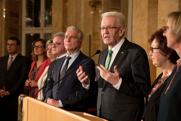 Empfang Neujahrsempfang der Landesregierung Ministerpräsident Winfried Kretschmann (3.v.r.) bei seiner Ansprache