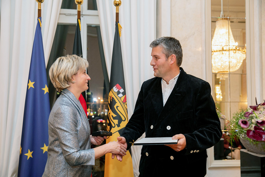Ministerin Hoffmeister-Kraut gratuliert Sebastian Schmäh (Bild: Uli Regenscheit)
