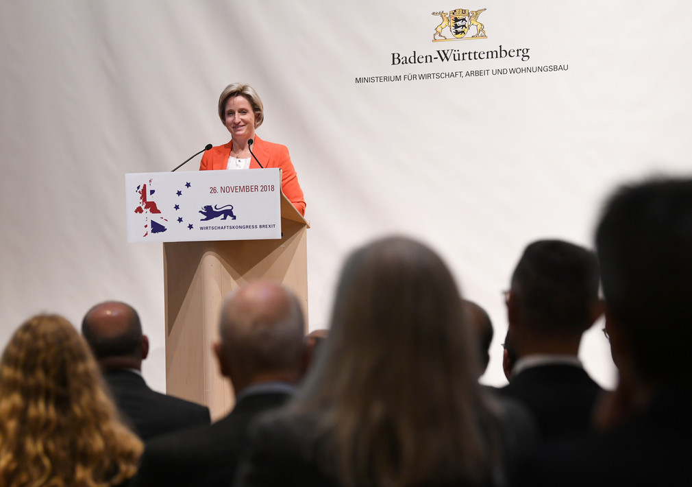 Wirtschafts- und Arbeitsministerin Dr. Nicole Hoffmeister-Kraut hält eine Rede auf dem Wirtschaftskongress Brexit (Quelle: Sascha Baumann / all4foto.de)