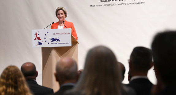 Wirtschafts- und Arbeitsministerin Dr. Nicole Hoffmeister-Kraut hält eine Rede auf dem Wirtschaftskongress Brexit (Quelle: Sascha Baumann / all4foto.de)