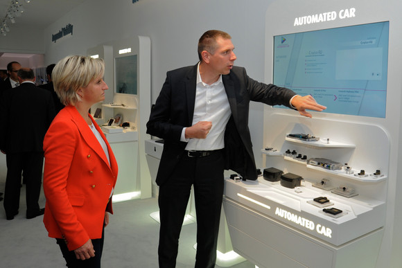 Ministerpräsident Winfried Kretschmann und die Ministerin für Wirtschaft, Arbeit und Wohnungsbau Dr. Nicole Hoffmeister-Kraut besuchten am 15. September 2017 die 67. Internationale Automobil-Ausstellung (IAA) in Frankfurt. Schwerpunkt des Besuchs waren Messeauftritte baden-württembergischer Unternehmen, die Lösungen auf dem Weg zum emissionsfreien Fahren auf dem Branchentreff präsentierten.