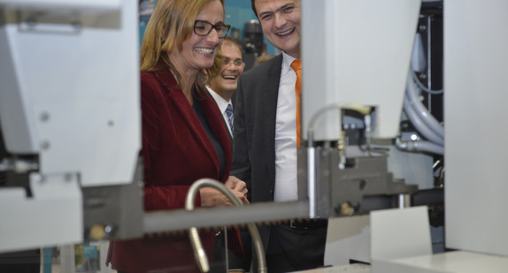 Wirtschaftsstaatssekretärin Katrin Schütz besuchte am 18. September 2017 auf der weltgrößten Fachmesse für Metallbearbeitung EMO in Hannover baden-württembergische Unternehmen. Im Rahmen ihres Messerundgangs informierte sie sich insbesondere über neueste Entwicklungen der Werkzeugmaschinen- und Präzisionswerkzeugindustrie.