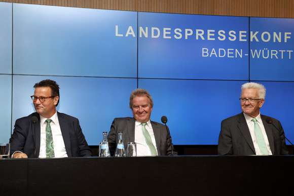 Pressekonferenz Nachhaltige Bioökonomie für Baden-Württemberg Ministerpräsident Winfried Kretschmann (r.), Umweltminister Franz Untersteller (M.) und der Minister für Ländlichen Raum und Verbraucherschutz, Peter Hauk (l.) (Bild: Staatsministerium Baden-Württemberg)
