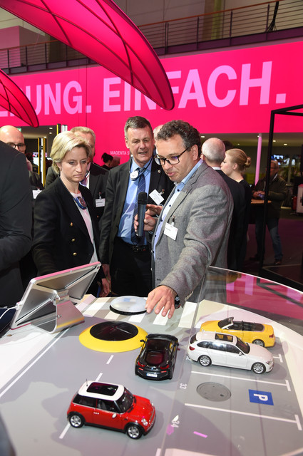 Wirtschaftsministerin Dr. Nicole Hoffmeister-Kraut hat sich bei einem Besuch der CeBIT in Hannover am 21. und 22. März 2017 bei Ausstellern aus Baden-Württemberg über die wichtigsten Trends der Digitalisierung informiert und ausgetauscht.