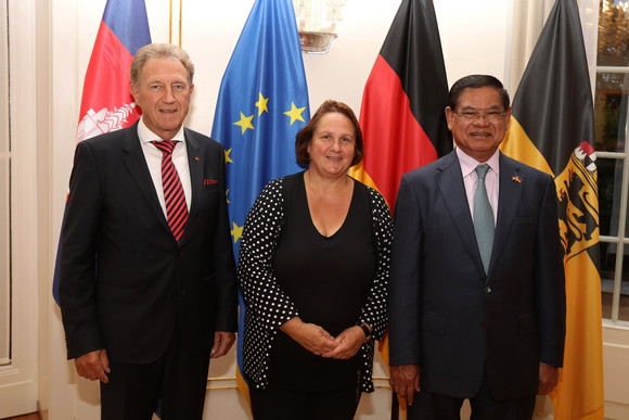 Besuch Schopper empfängt stellvertretenden Premierminister von Kambodscha v.l.n.r.: Norbert Barthle, Parlamentarischer Staatssekretär beim Bundesminister für wirtschaftliche Zusammenarbeit und Entwicklung, Staatsministerin Theresa Schopper und der stellvertretende Premierminister und Minister des Inneren von Kambodscha, Samdech Krolahom Sar Kheng (Bild: Staatsministerium Baden-Württemberg)