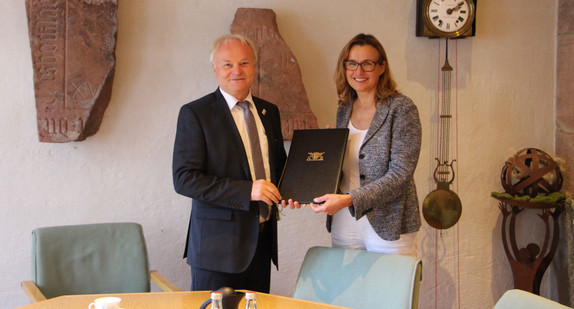 Übergabe im Rahmen des Besuchs in Bad Herrenalb 