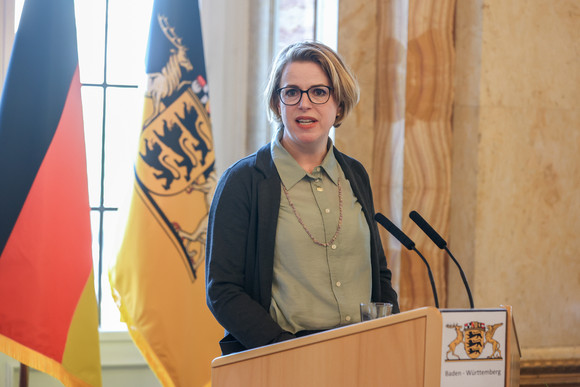 Ausbildung Neues Ausbildungsbündnis 2023-2027 unterzeichnet Maren Diebel-Ebers, stellvertretende Vorsitzende des Deutschen Gewerkschaftsbundes Baden-Württemberg, bei ihrer Ansprache