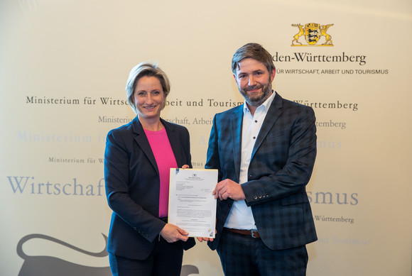 Die Ministerin für Wirtschaft und Tourismus Frau Dr.Nicole Hoffmeister-Kraut übergibt die Förderbescheide für berufliche Bildung an die Bildungseinrichtungen in Baden-Württemberg.