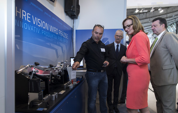 Staatssekretärin Katrin Schütz besuchte am 1. Juni 2017 die internationale Fachmesse MOULDING EXPO in Stuttgart, bei einem Messerundgang informierte Sie sich bei verschiedenen baden-württembergischen Ausstellern über die neuesten Trends im Werkzeug- und Formenbau.