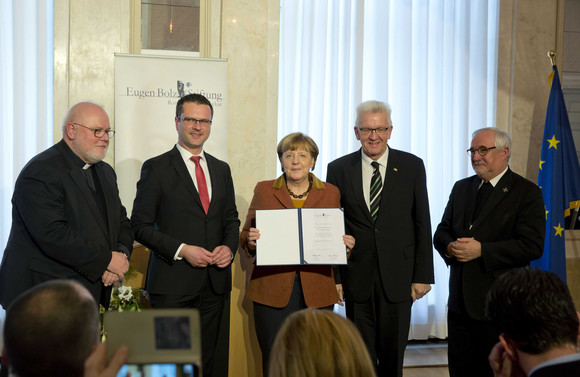 Auszeichnung Verleihung des Eugen-Bolz-Preises 2017 an Angela Merkel v.l.n.r.: Kardinal Reinhard Marx, Stephan Neher, Oberbürgermeister von Rottenburg, Bundeskanzlerin Angela Merkel, Ministerpräsident Winfried Kretschmann und Gebhardt Fürst, Bischof der Diözese Rottenburg-Stuttgart