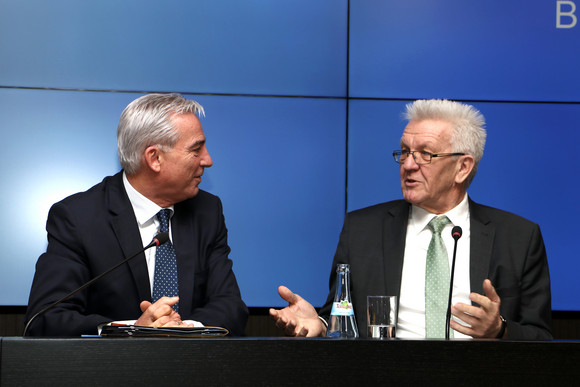 Pressekonferenz Zwei neue digitale Qualifizierungsprojekte Ministerpräsident Winfried Kretschmann (r.) und Innenminister Thomas Strobl (l.)
