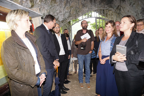 Denkmalpflege Ministerin besucht UNESCO-Welterbestätte Besuch Hohle Fels im Achtal im Rahmen des Besuchs der Höhlen und Eiszeitkunst auf der Schwäbischen Alb am 8. August 2017