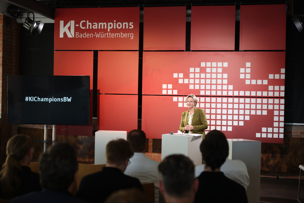 Die Wirtschaftsministerin Hoffmeister-Kraut steht im Rahmen des Wettbewerbs „KI-Champions Baden-Württemberg“ an einem Rednerpult