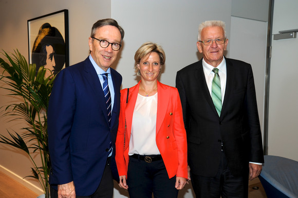 Ministerpräsident Winfried Kretschmann und die Ministerin für Wirtschaft, Arbeit und Wohnungsbau Dr. Nicole Hoffmeister-Kraut besuchten am 15. September 2017 die 67. Internationale Automobil-Ausstellung (IAA) in Frankfurt. Schwerpunkt des Besuchs waren Messeauftritte baden-württembergischer Unternehmen, die Lösungen auf dem Weg zum emissionsfreien Fahren auf dem Branchentreff präsentierten.