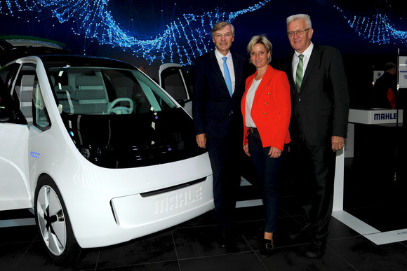 Ministerpräsident Winfried Kretschmann und die Ministerin für Wirtschaft, Arbeit und Wohnungsbau Dr. Nicole Hoffmeister-Kraut besuchten am 15. September 2017 die 67. Internationale Automobil-Ausstellung (IAA) in Frankfurt. Schwerpunkt des Besuchs waren Messeauftritte baden-württembergischer Unternehmen, die Lösungen auf dem Weg zum emissionsfreien Fahren auf dem Branchentreff präsentierten.