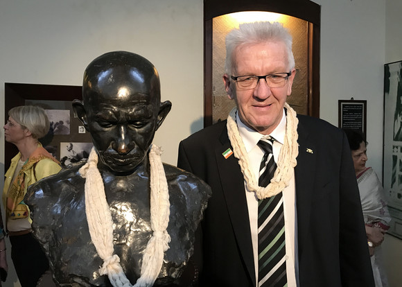 Delegationsreise Ministerpräsident Kretschmann besucht Indien Ministerpräsident Winfried Kretschmann beim Besuch des Gandhi-Hauses Mahni Bhavan in Mumbai