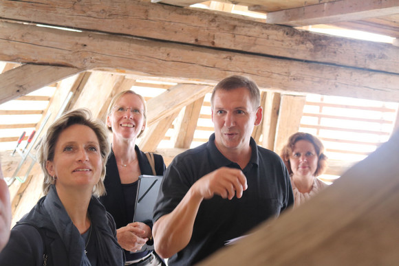 In Bad Saulgau besuchte die Wirtschaftsministerin Hoffmeister-Kraut die katholische Pfarrkirche Mariä Himmelfahrt, deren Innen- und Außensanierung u.a. aus Mitteln der Denkmalpflege finanziert wurde.