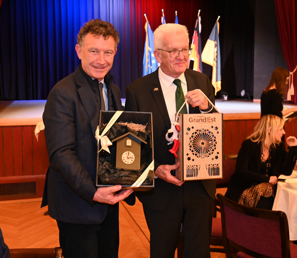 Grenzraumkonferenz Baden-Württemberg und Grand Est vertiefen Zusammenarbeit Ministerpräsident Winfried Kretschmann (rechts) und Franck Leroy (links), Präsident der Region Grand Est, beim Geschenkeaustausch.