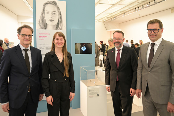 Michael Kleiner (Wirtschaftsministerium), Förderpreisträgerin Birgitta Voigt, Peter Friedrich (Handwerkskammer Region Stuttgart), Daniel Güthler (EBM Kornwestheim)