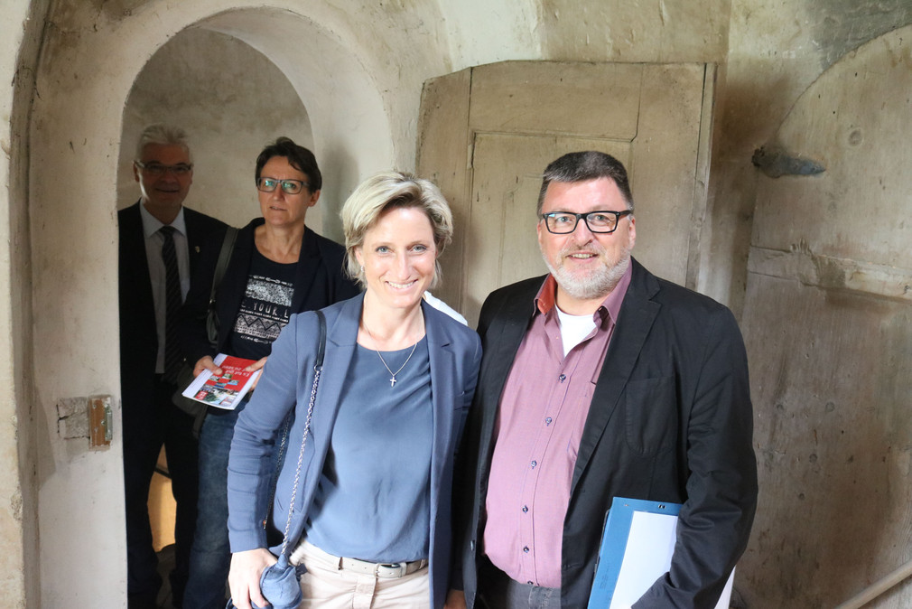 In Bad Saulgau besuchte die Wirtschaftsministerin Hoffmeister-Kraut die katholische Pfarrkirche Mariä Himmelfahrt, deren Innen- und Außensanierung u.a. aus Mitteln der Denkmalpflege finanziert wurde.