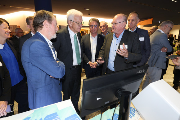 Gesundheit Prävention und Gesundheitsförderung stärken Gruppenbild mit Ministerpräsident Winfried Kretschmann und Gesundheitsminister Manne Lucha