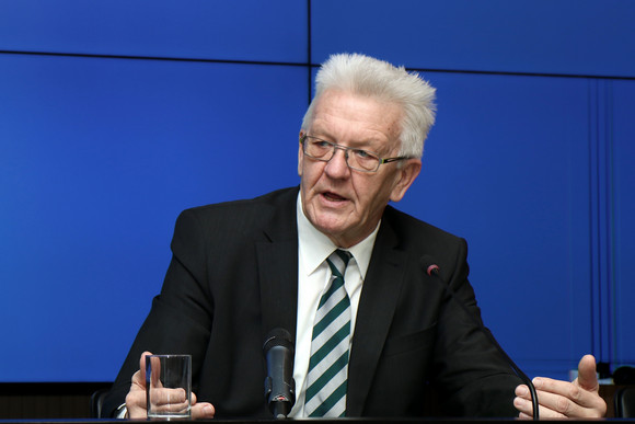Pressekonferenz Europäische Universität am Oberrhein Ministerpräsident Winfried Kretschmann bei der Regierungspressekonferenz