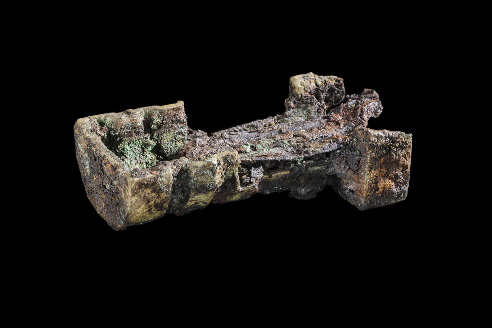 Erstes geborgenes Bronzeobjekt aus der Grabkammer, das einem Wagen zugeordnet werden kann (s. Abb. 5).