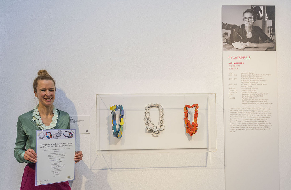 Staatspreisträgerin Mirjam Hiller neben ihren ausgezeichneten Objekten in der Landesausstellung