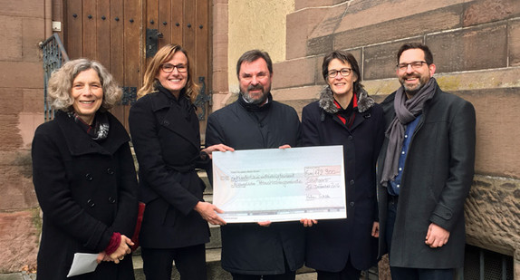 Staatssekretärin Katrin Schütz bei der Übergabe des Förderbescheids vor der Petruskirche am 12. Dezember 2016 in Stuttgart.